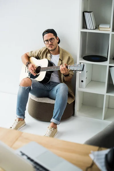 Homme jouant de la guitare — Photo de stock