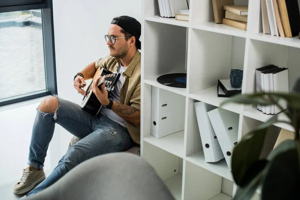 Homme jouant de la guitare — Photo de stock