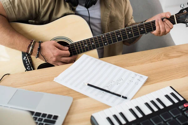 Musiker spielt Gitarre — Stockfoto