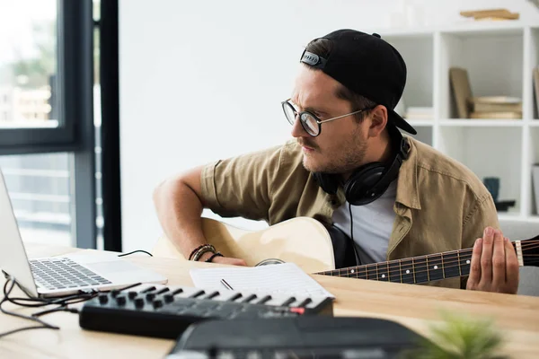 Musiker spielt Gitarre — Stockfoto