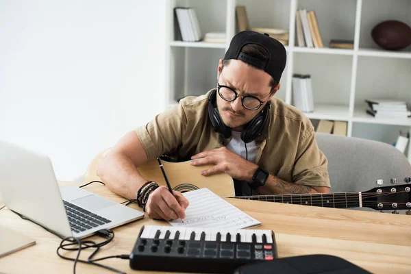 Músico trabalhando com novo projeto — Fotografia de Stock