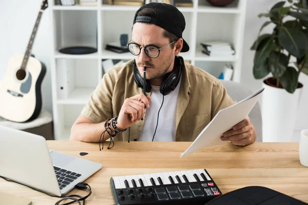 Musicista premuroso guardando computer portatile — Foto stock