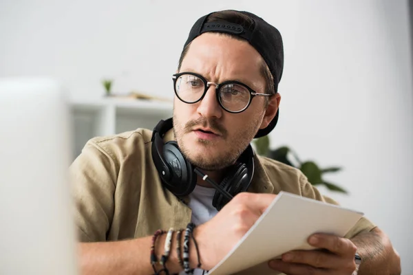 Uomo che scrive nel taccuino — Foto stock