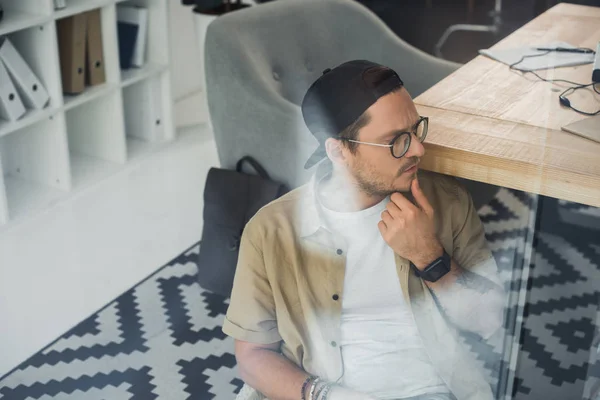 Pensativo joven hombre de negocios - foto de stock