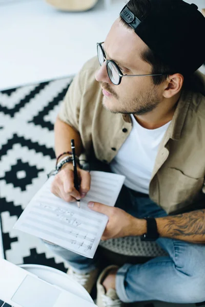 Man writing notes on paper — Stock Photo