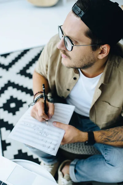 Hombre escribiendo notas en papel - foto de stock