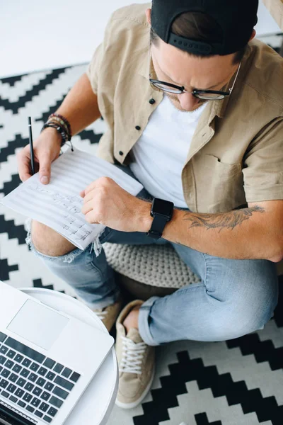 Man looking at watch — Stock Photo