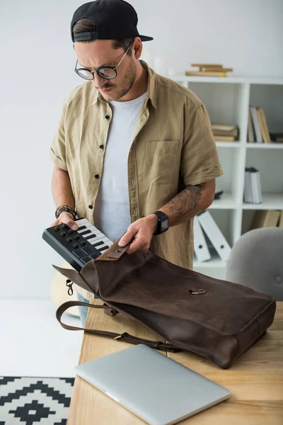 Musician putting MPC pad into bag — Stock Photo