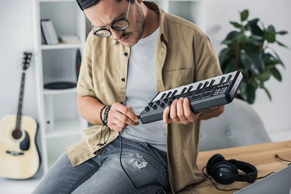 Sound producer connecting MPC pad — Stock Photo