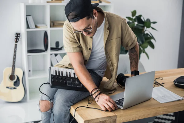 Produtor de som conectando MPC pad — Fotografia de Stock