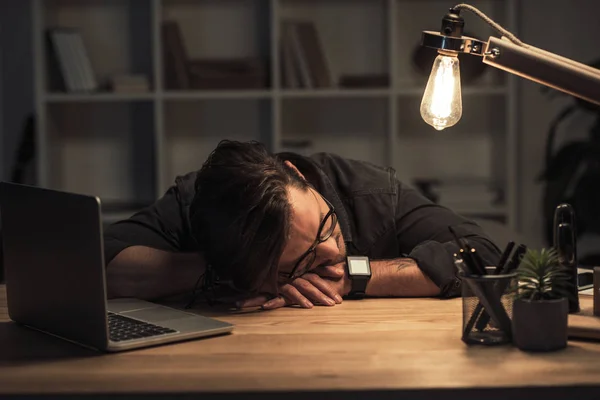 Empresario durmiendo en el lugar de trabajo - foto de stock