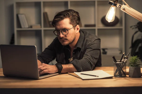 Homme d'affaires utilisant un ordinateur portable — Photo de stock