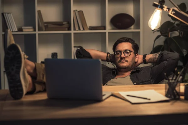 Homem de negócios relaxado olhando para laptop — Fotografia de Stock