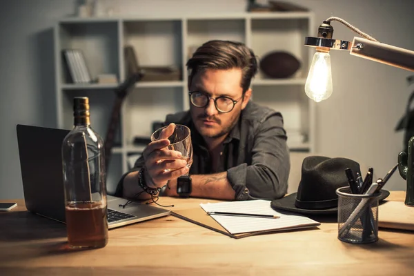 Unsuccessful musician drinking alone — Stock Photo