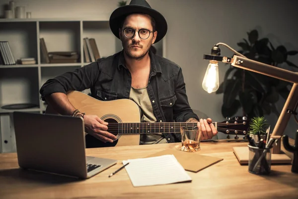 Musiker spielt Gitarre — Stockfoto