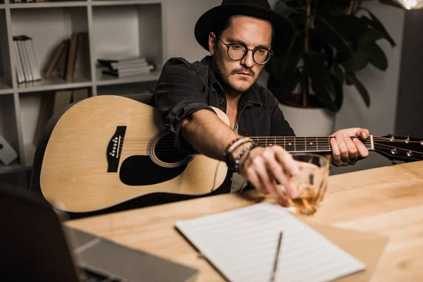 Unsuccessful musician drinking alone — Stock Photo