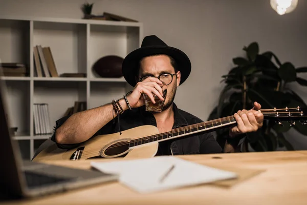 Unsuccessful musician drinking alone — Stock Photo