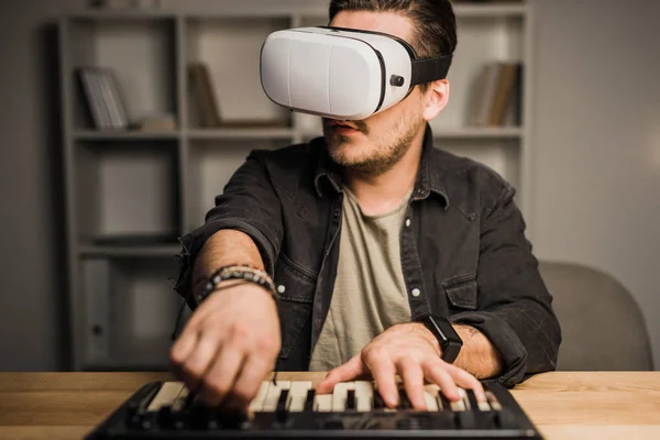 Homem em óculos VR usando MPC pad — Fotografia de Stock