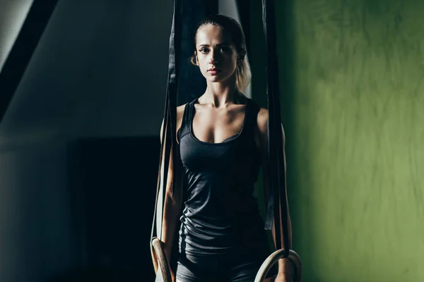 Спортсменка с гимнастическими кольцами — стоковое фото