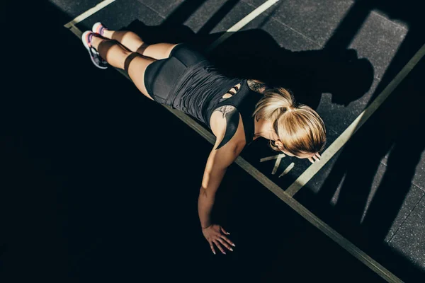Sportswoman doing push ups — Stock Photo