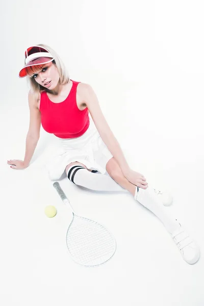 Модна жінка з тенісним обладнанням — Stock Photo
