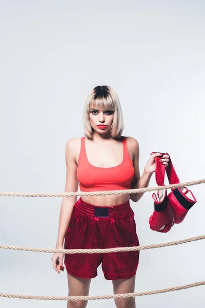 Séduisante femme en boxe vêtements de sport — Photo de stock