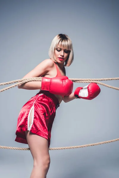 Bella donna in abbigliamento sportivo e guanti da boxe — Foto stock