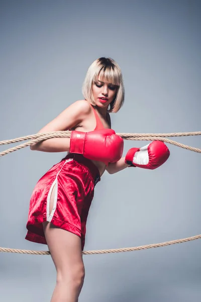 Belle femme en vêtements de sport et gants de boxe — Photo de stock