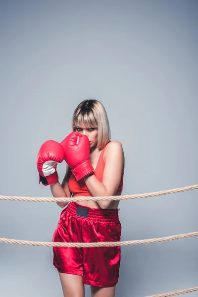 Belle femme en vêtements de sport et gants de boxe — Photo de stock