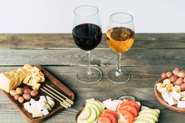 Bicchieri di vino e cibo in tavola — Foto stock