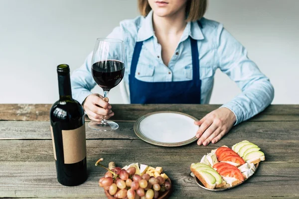 Femme tenant un verre de vin — Photo de stock