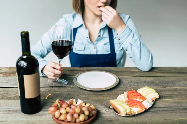 Taster eating cheese — Stock Photo