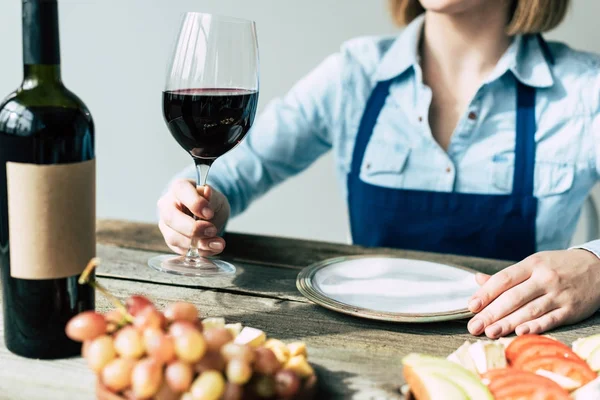 Sommelier sosteniendo vaso de vino - foto de stock