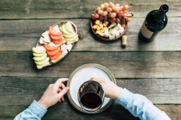 Sommelier boire du vin rouge — Photo de stock