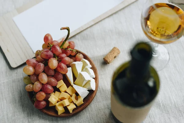 Vinho e prancheta — Fotografia de Stock