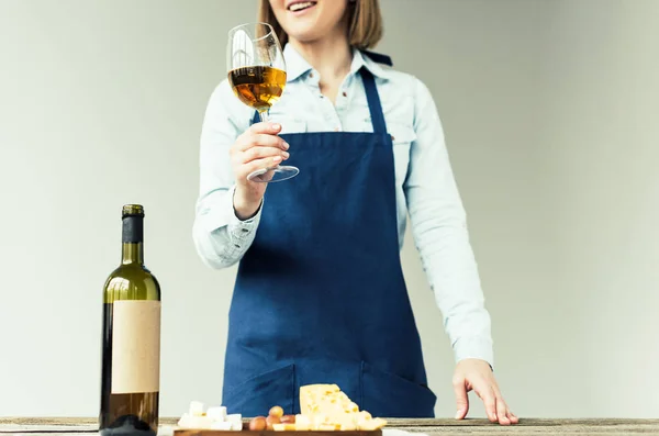 Sommelier sosteniendo vaso de vino blanco - foto de stock