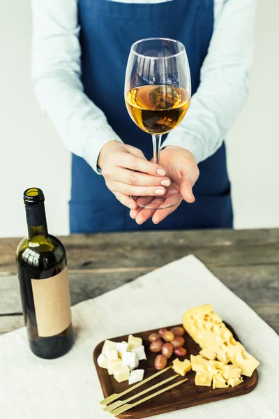 Sommelier contenente un bicchiere di vino bianco — Foto stock