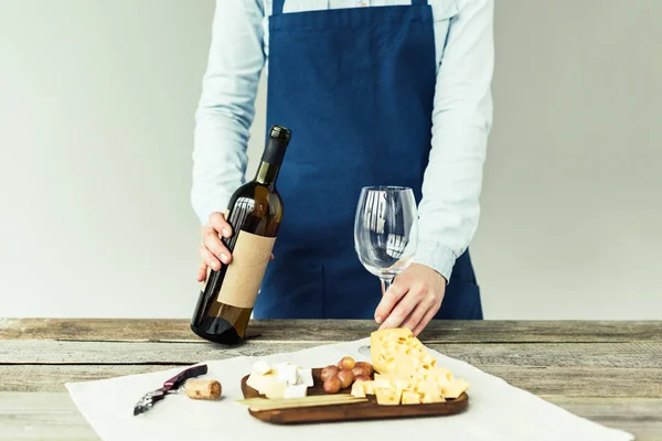 Sommelier celebración botella de vino y vidrio - foto de stock