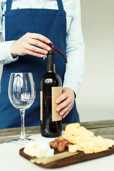 Sommelier öffnet Flasche Weißwein — Stockfoto