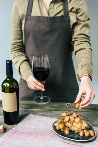 Sommelier contenente un bicchiere di vino — Foto stock