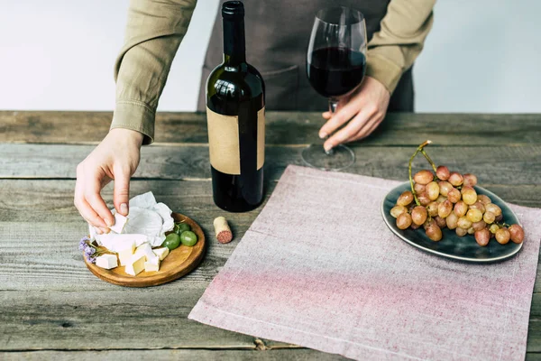 Sommelier tenant un verre de vin — Photo de stock