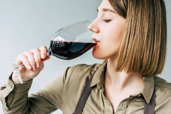 Самка сомелье дегустирует красное вино — стоковое фото