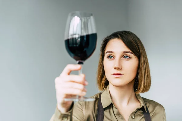 Sommelier mirando una copa de vino - foto de stock