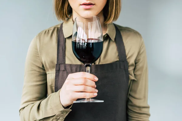 Сомелье стоит с бокалом вина — стоковое фото