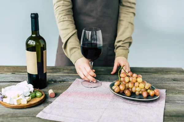 Donna che tiene un bicchiere di vino — Foto stock