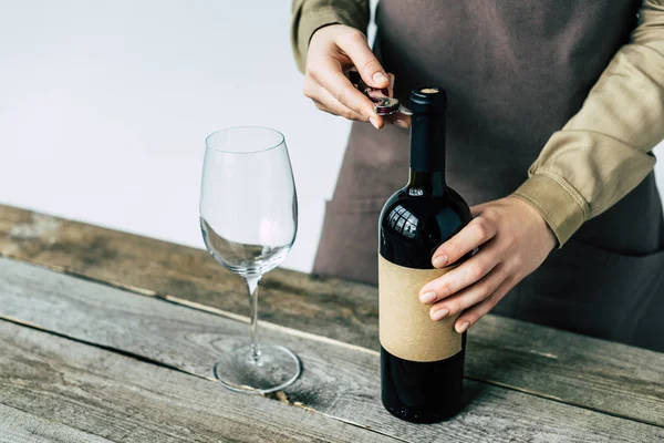 Sommelier abertura garrafa de vinho — Fotografia de Stock