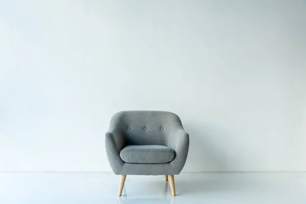 Leerer Sessel im Zimmer — Stockfoto