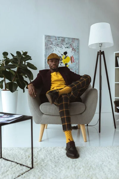 Homme afro-américain à la mode au bureau — Photo de stock