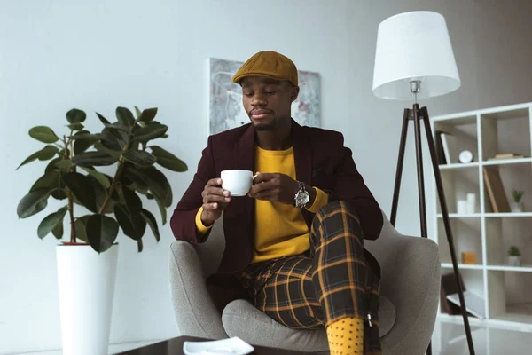 Homme afro-américain avec tasse de café — Photo de stock