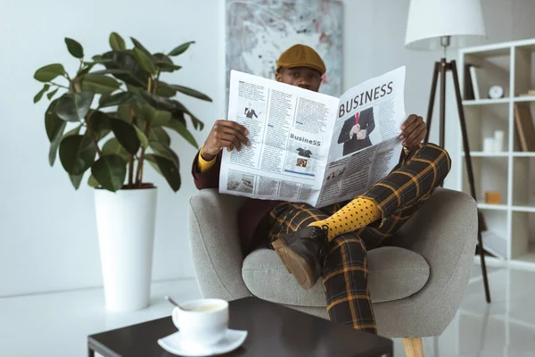 Mann liest Wirtschaftszeitung — Stockfoto